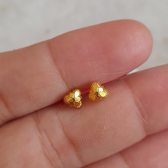 Beautiful new desiner studs - Picture 5 of 11